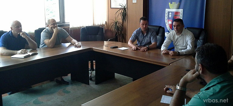 Sastanak rukovodioca sindikata JP "Vrbas" i predsednika i zamenika predsednika opštine Vrbas Sastanak rukovodioca sindikata JP "Vrbas" i predsednika i zamenika predsednika opštine Vrbas